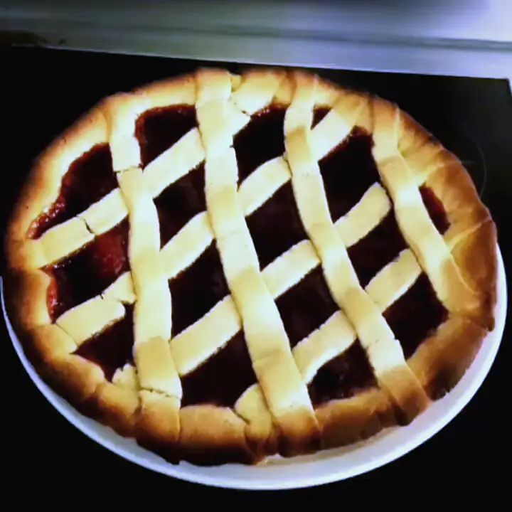 Crostata mit Marmelade und Gitter aus Mürbteig