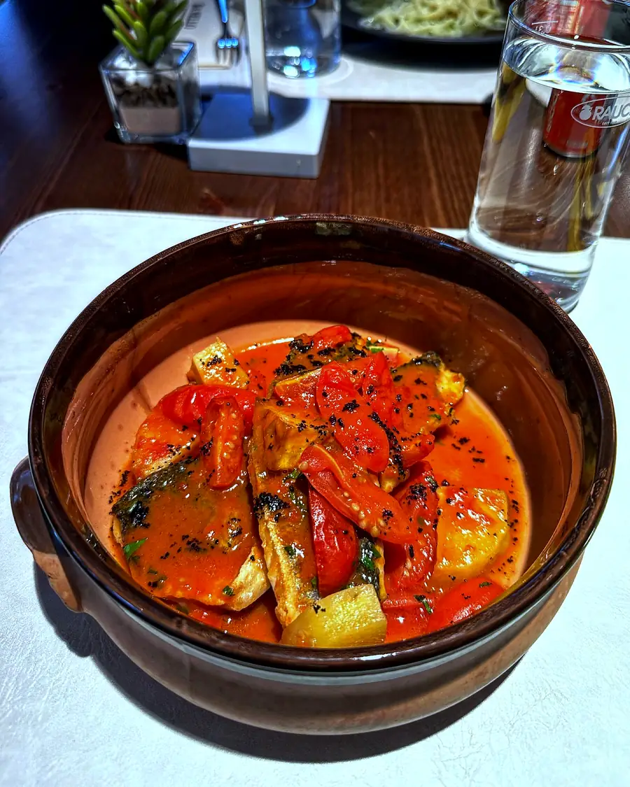 Fisch in Paradeisersauce in der Tonschale