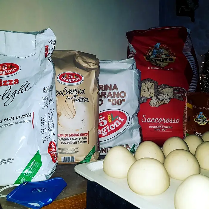 Mehlsäcke aus Neapel und Teiglinge für die Pizza