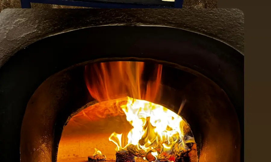 Flammen im Pizzaofen
