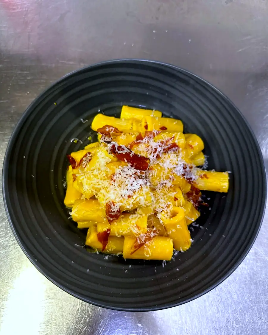 Paccheri mit Guanciale und Pecorino