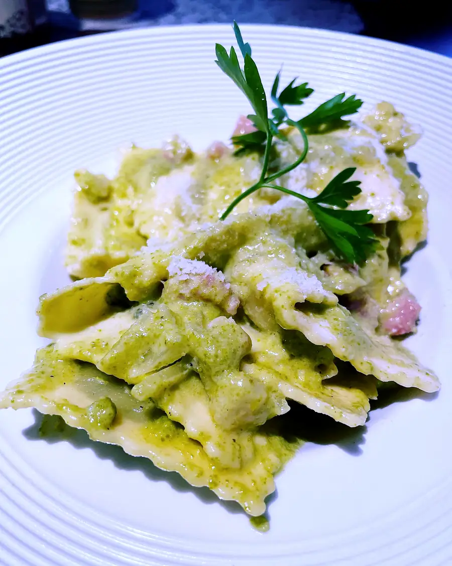 Ravioli mit Pesto und Petersilie