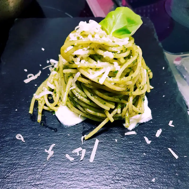 Spaghetti mit Pesto auf Schieferplatte