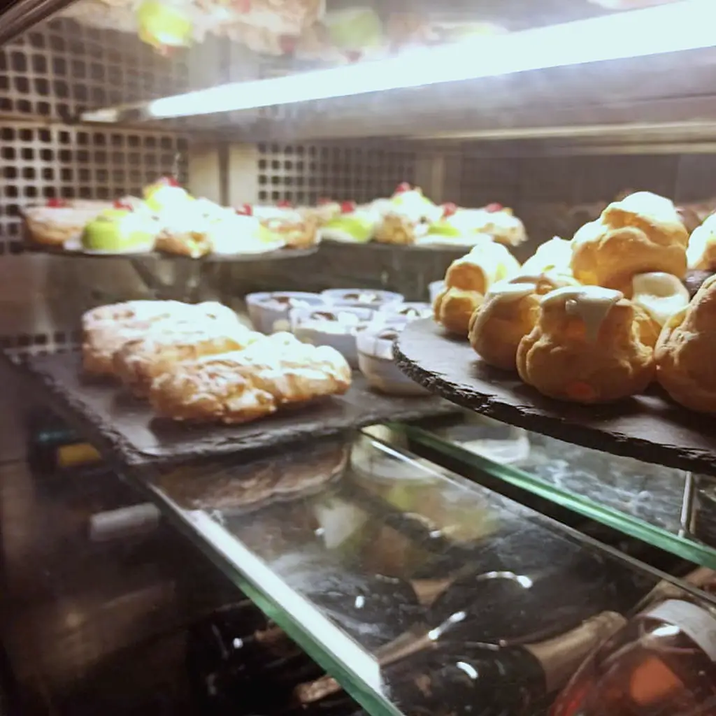 Vitrine mit Sfogliatelle, Brandteiggebäck und Cassata