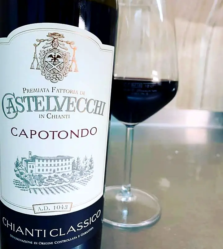 Flasche Chianti Classico Capotondo mit Glas Rotwein