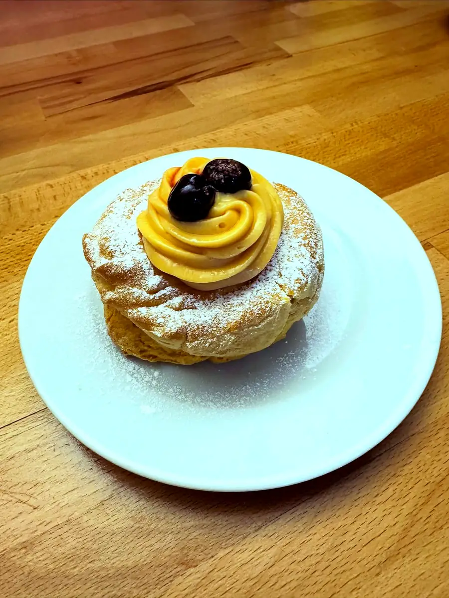 Zeppola mit Vanillecreme und Amarenakirschen